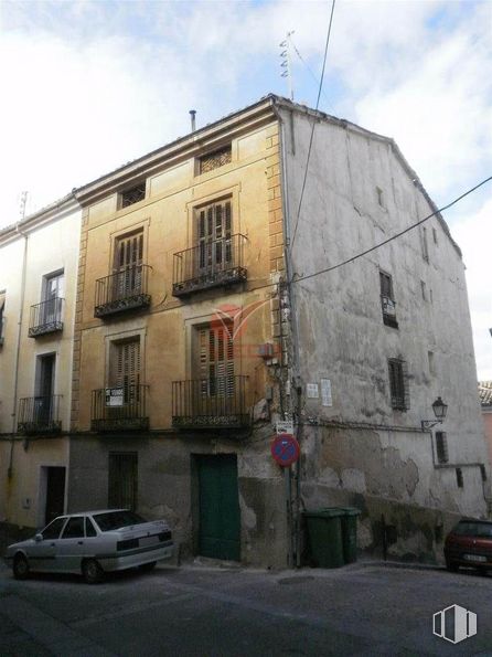 Land for sale at Parque del Huécar, Cuenca, 16001 with car, building, door, cloud, land vehicle, sky, wheel, tire, window and vehicle around