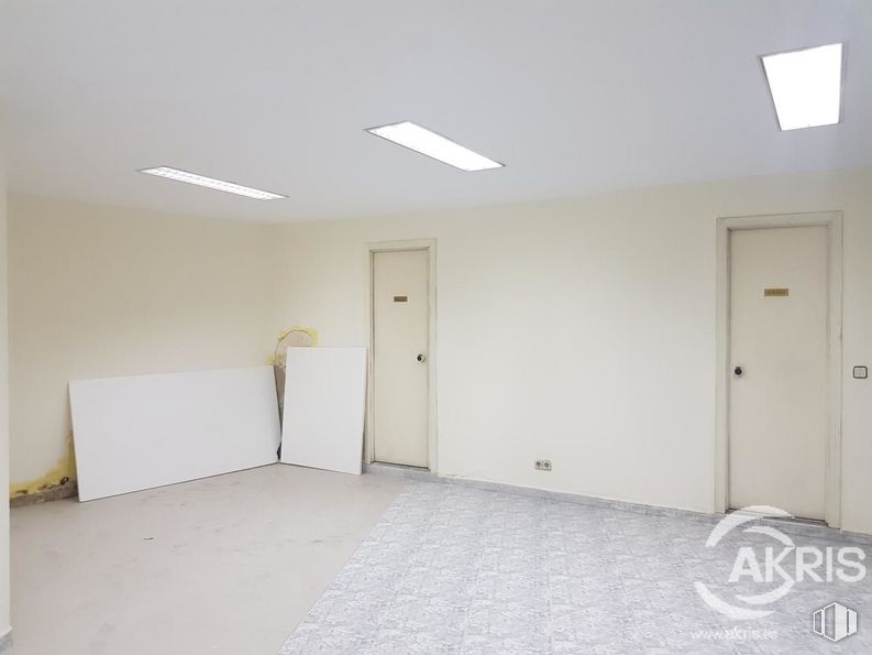 Retail for sale & for rent at Paseo Santa María de la Cabeza, Arganzuela, Madrid, 28019 with door, light fixture, lighting, fixture, wood, flooring, floor, ceiling, real estate and hardwood around