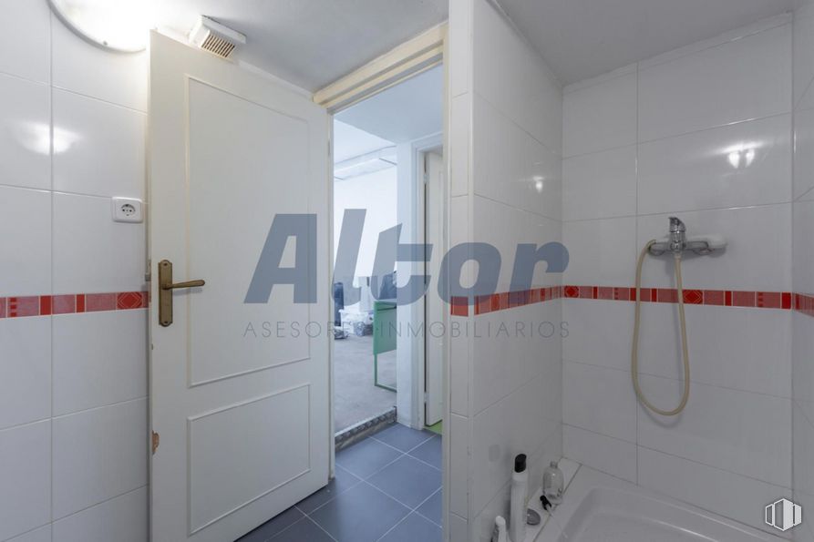 Local en venta en Calle Luis Ruiz, Ciudad Lineal, Madrid, 28017 con puerta, manija de la puerta, accesorio, cuarto de baño, edificio, accesorios de fontanería, suelo, suelos, gas y grifo alrededor