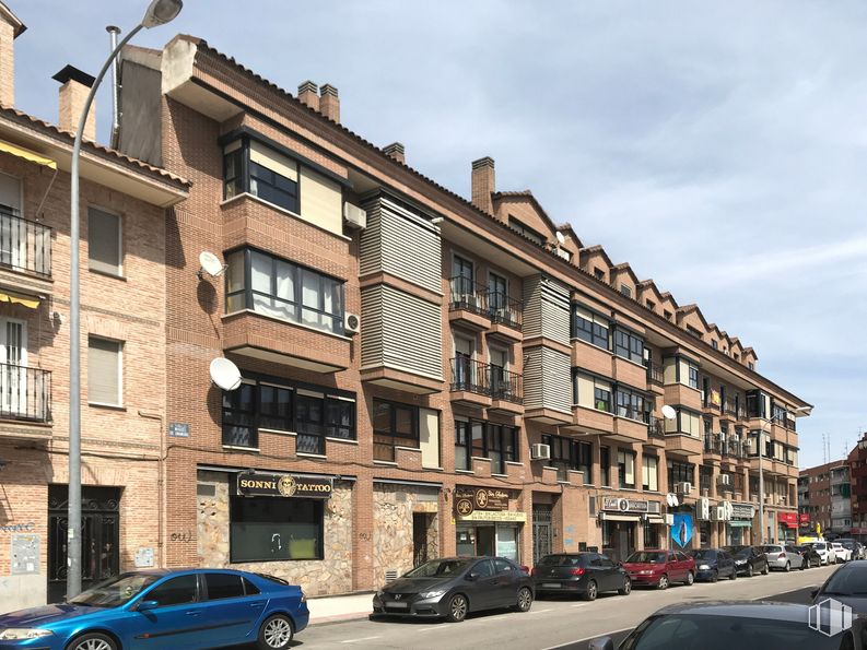 Retail for rent at Calle Miguel de Unamuno, 3, Fuenlabrada, Madrid, 28944 with car, building, window, tire, sky, wheel, property, automotive parking light, vehicle and cloud around