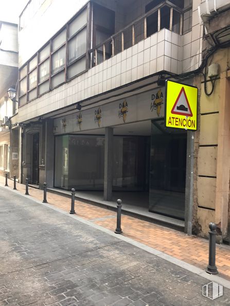 Retail for sale & for rent at Calle Sol, 3, Talavera de la Reina, Toledo, 45600 with building, window, urban design, facade, city, road surface, fixture, sidewalk, commercial building and road around