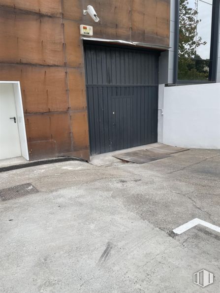 Nave en alquiler en Zona Industrial, Alcobendas, Madrid, 28108 con puerta, superficie de la carretera, asfalto, madera, accesorio, árbol, puerta de garaje, material compuesto, gas y suelos alrededor