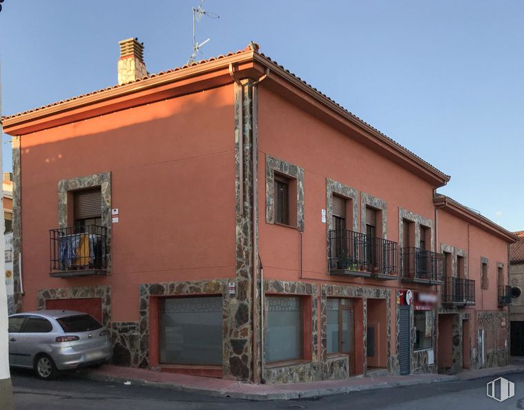 Retail for sale at Calle Carreteros, 9, Loeches, Madrid, 28890 with car, window, house, automotive parking light, sky, building, vehicle, neighbourhood, tire and residential area around