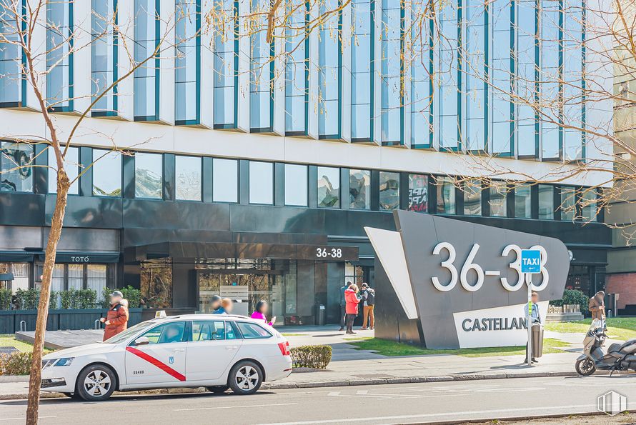 Oficina en alquiler en Paseo Castellana, 36-38, Salamanca, Madrid, 28046 con coche, persona, neumático, rueda, edificio, vehículo, planta, vehículo de motor, arquitectura y diseño automovilístico alrededor