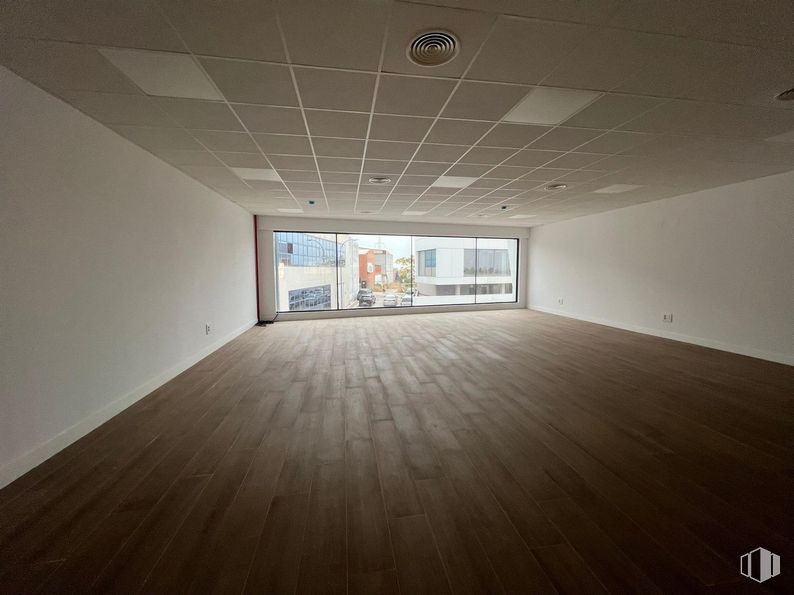 Nave en alquiler y venta en Calle Loeches, Alcorcón, Madrid, 28925 con lámpara, edificio, madera, hall, casa, suelo, suelos, ventana, arte y madera dura alrededor