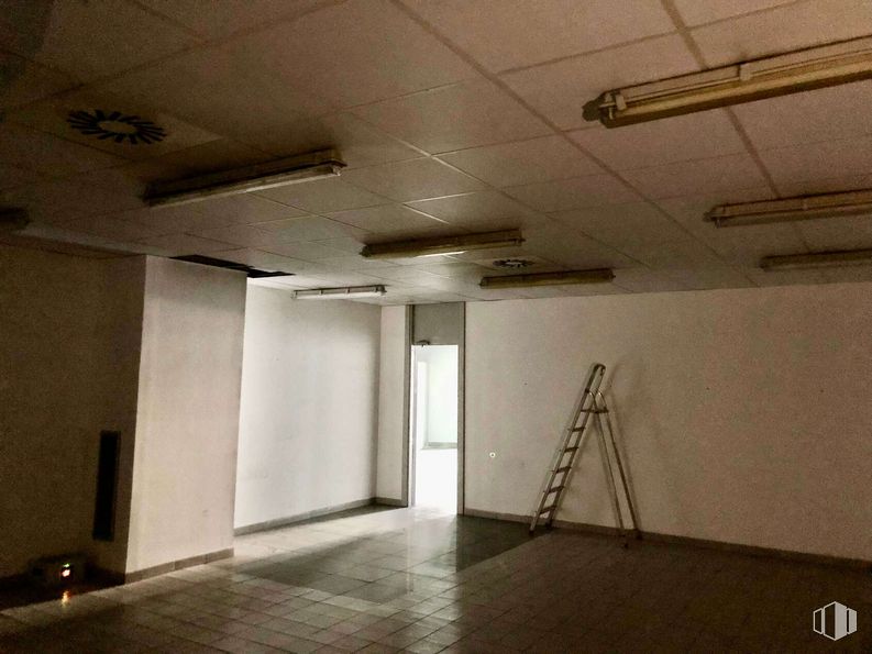 Retail for sale at Calle Cincel, 6, Rivas-Vaciamadrid, Madrid, 28529 with ladder, fixture, flooring, floor, hall, shade, ceiling, tints and shades, building and wood around