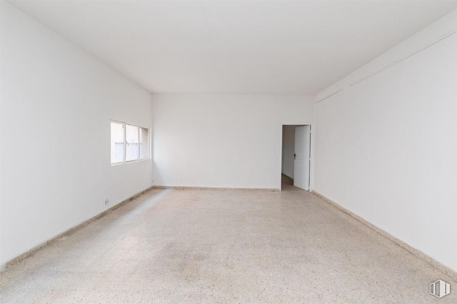 Industrial for rent at Calle Castrobarto, Barajas, Madrid, 28042 with window, door, flooring, floor, wall, ceiling, interior design, apartment, room and tile flooring around