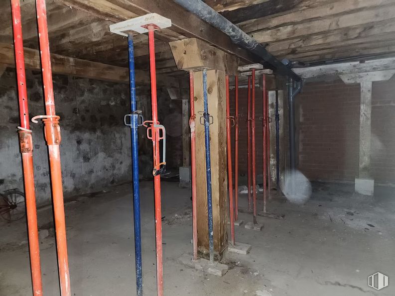 Retail for sale at Calle Alfonso VI, Sigüenza, Guadalajara, 19250 with wood, floor, composite material, gas, beam, concrete, house, brickwork, flooring and hardwood around