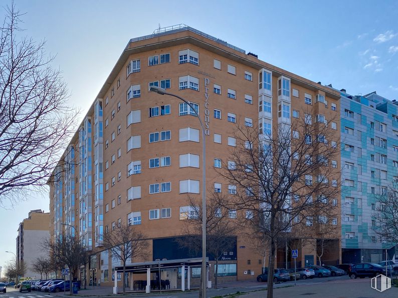 Local en alquiler en Calle Alameda del Valle, 34, Villa de Vallecas, Madrid, 28031 con edificio, cielo, propiedad, ventana, azul, árbol, bloque de torre, casa, condominio y diseño urbano alrededor