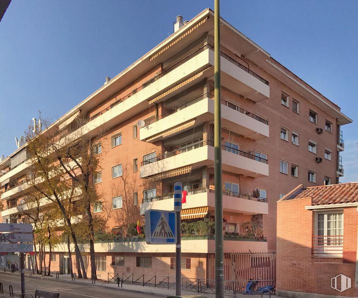 Local en alquiler en Calle Velayos, 2, Moncloa - Aravaca, Madrid, 28035 con ventana, edificio, cielo, diseño urbano, condominio, bloque de torre, árbol, edificio comercial, propiedad material y área residencial alrededor