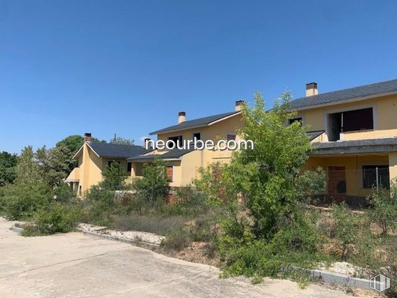 Land for sale at Casco urbano, Navalperal de Pinares, Ávila, 05240 with house, plant, sky, window, plant community, building, land lot, tree, cottage and real estate around