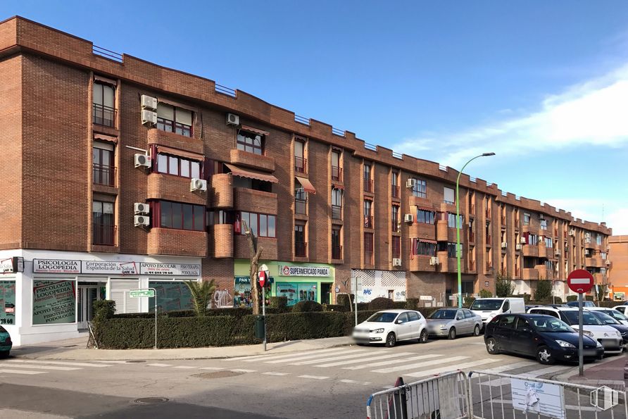 Retail for sale & for rent at Calle Getafe, 15, Parla, Madrid, 28980 with car, building, land vehicle, sky, wheel, daytime, cloud, window, vehicle and tire around