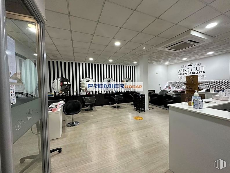 Retail for rent at Avenida Dr. Fleming, Yuncos, Toledo, 45210 with chair, building, flooring, automotive design, floor, fixture, ceiling, fluorescent lamp, hall and event around