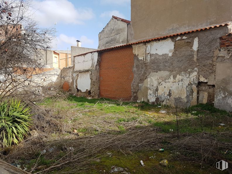 Land for sale at Centro urbano, Corral de Almaguer, Toledo, 45880 with wall, land lot, human settlement, composite material, brickwork, brick, village, building material, suburb and concrete around