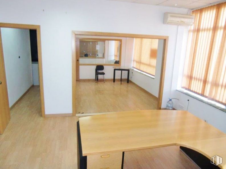 Oficina en venta en Carretera Canillas, Hortaleza, Madrid, 28043 con escritorio, ventana, mesa, mueble, edificio, madera, silla, accesorio, suelos y hall alrededor