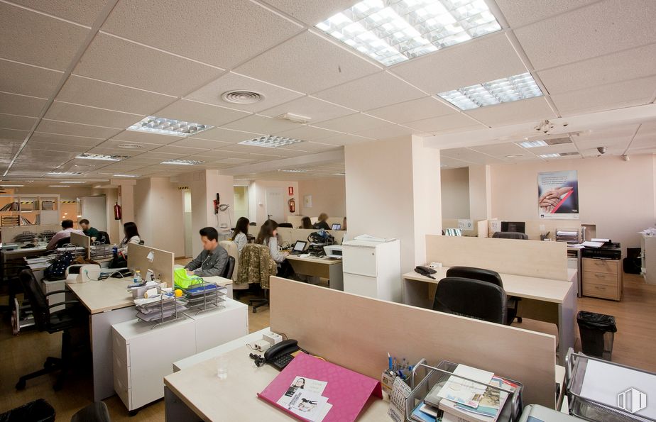 Oficina en alquiler en Calle Lagasca, 95, Salamanca, Madrid, 28001 con persona, silla, mesa, mueble, ordenador, edificio, encendiendo, escritorio, silla de oficina, evento y trabajo alrededor