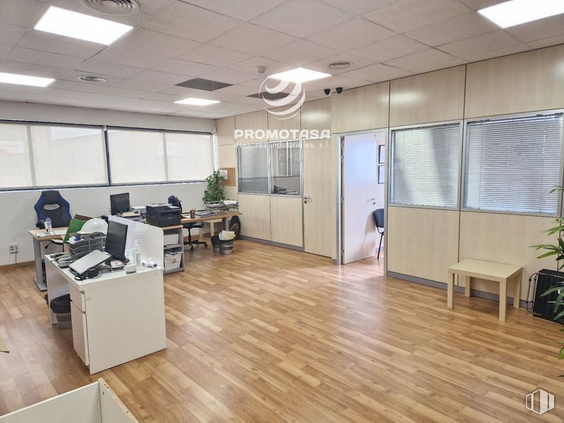 Office for rent at Polígono industrial Los Areneros, Rivas-Vaciamadrid, Madrid, 28529 with table, lighting, window blind, furniture, plant, houseplant, chair, desk, wood and interior design around