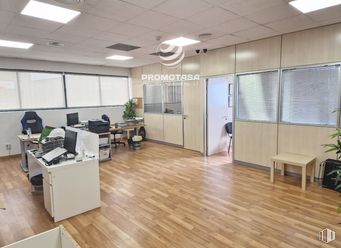 Office for rent at Polígono industrial Los Areneros, Rivas-Vaciamadrid, Madrid, 28529 with table, lighting, window blind, furniture, plant, houseplant, chair, desk, wood and interior design around