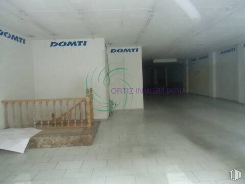 Retail for rent at Zona Centro, Cuenca, 16002 with pillow, property, building, flooring, interior design, floor, fixture, hall, ceiling and wood around