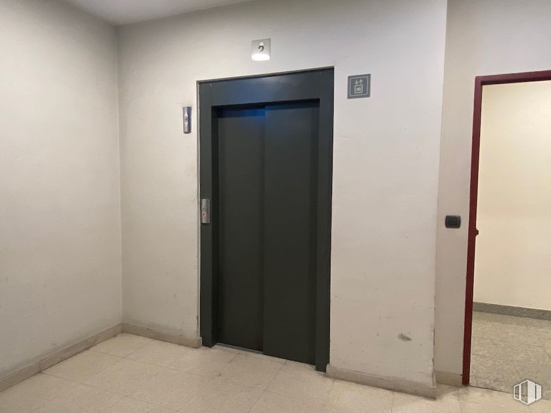 Oficina en venta en Edificio Inbisa, Avenida Pirineos, 7, San Sebastián de los Reyes, Madrid, 28700 con puerta, espejo, accesorio, piso, pintura, suelo, asa, puerta de casa, techo y yeso alrededor