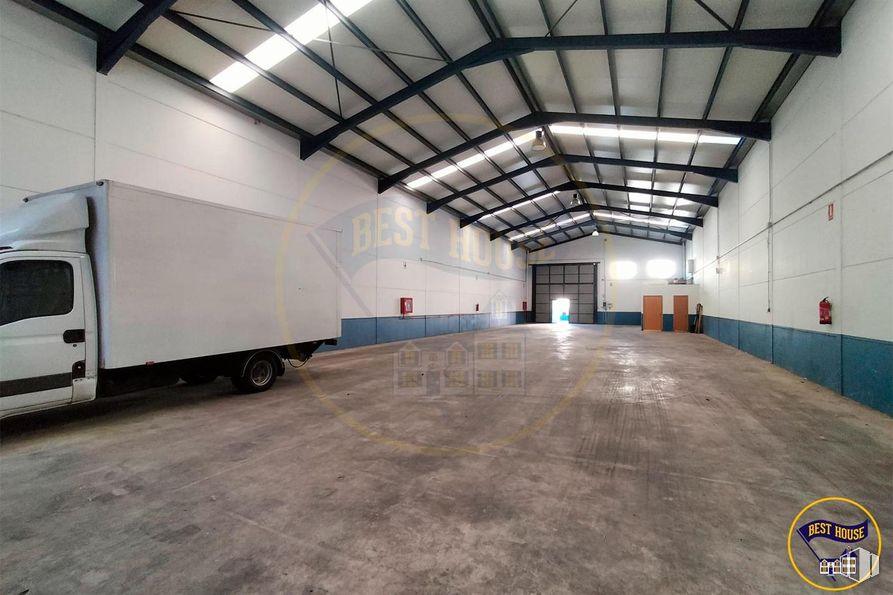 Industrial for sale at Polígono Industrial Sepes, Cuenca, 16004 with truck, wheel, tire, vehicle, building, asphalt, ceiling, engineering, symmetry and light commercial vehicle around