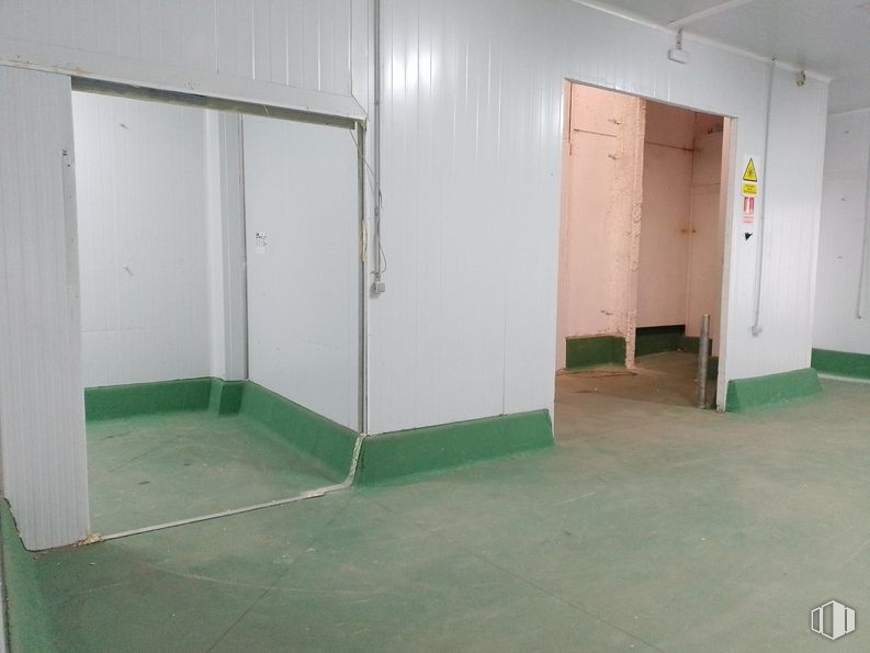 Industrial for rent at Calle Luis I, Villa de Vallecas, Madrid, 28031 with fixture, wood, flooring, floor, hall, gas, composite material, ceiling, tile flooring and door around