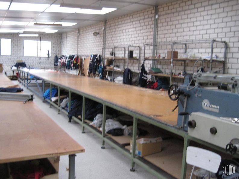 Industrial for sale at Calle Fábrica, La Mata, Toledo, 45534 with table, person, luggage & bags, building, engineering, flooring, machine, desk, room and writing desk around