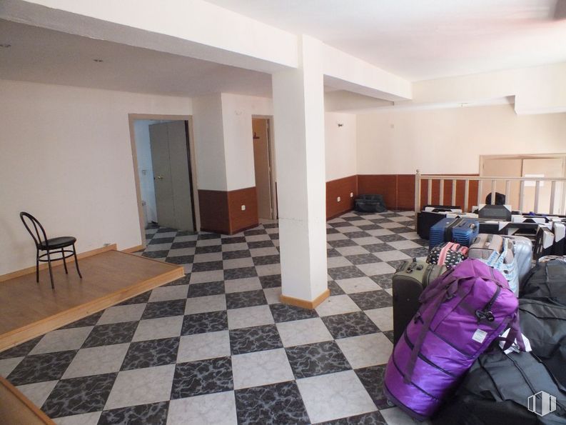 Retail for sale at Zona Centro, San Lorenzo de El Escorial, Madrid, 28200 with chair, bag, luggage & bags, property, interior design, architecture, flooring, house, wood and hall around