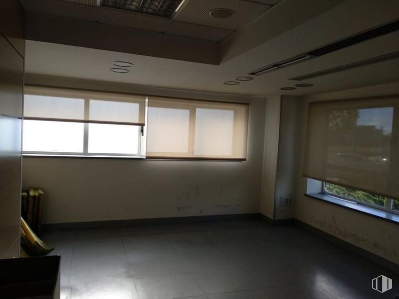 Office for rent at Zona Centro Comercial Tres Aguas, Alcorcón, Madrid, 28922 with window, building, fixture, shade, wood, lighting, floor, flooring, hardwood and ceiling around