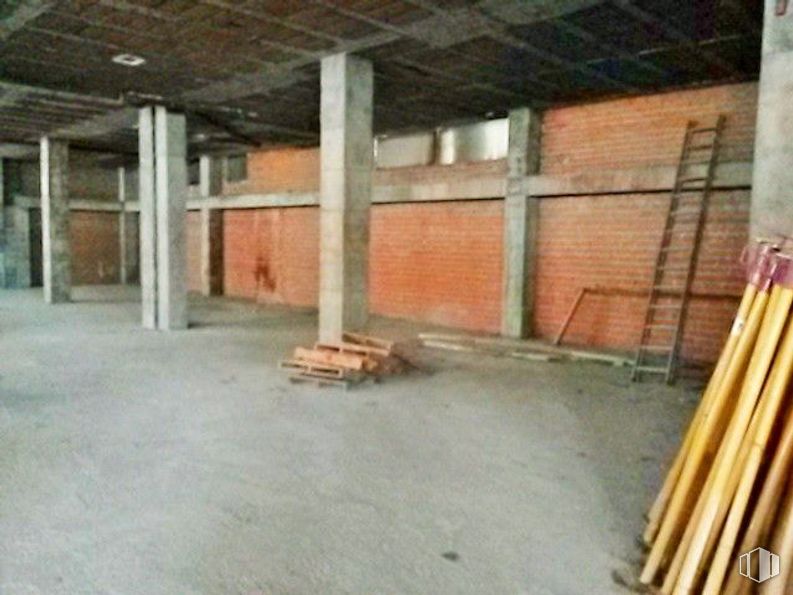 Retail for sale & for rent at Calle Agustín Rodríguez Sahagún, Ávila, 05003 with wood, flooring, floor, building material, building, brickwork, composite material, brick, hall and concrete around