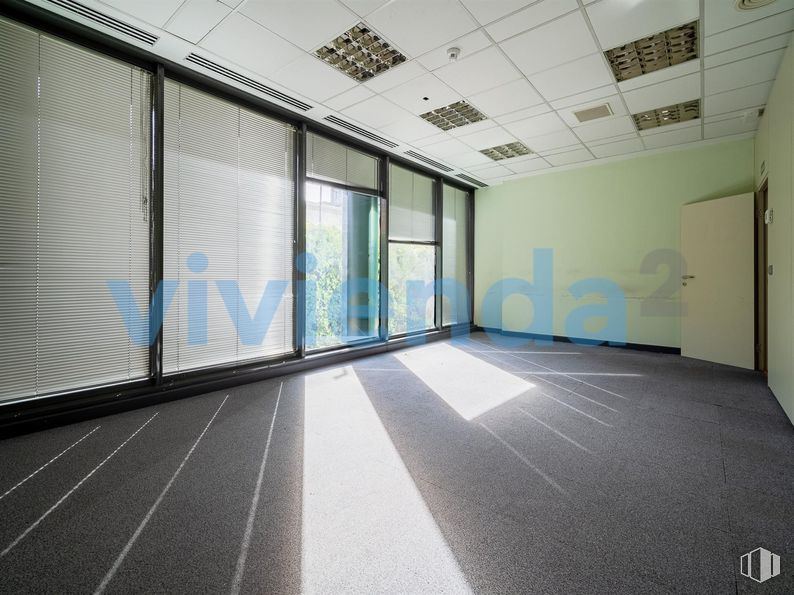 Oficina en venta en Zona San Blas, San Blas - Canillejas, Madrid, 28037 con persiana de la ventana, puerta, suelos, suelo, interiorismo, techo, vidrio, edificio comercial, sede y iluminación natural alrededor