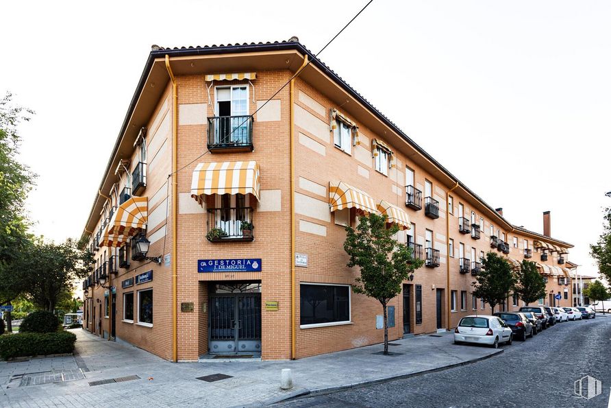 Local en venta en Calle Constitución, 146, Navalcarnero, Madrid, 28600 con edificio, ventana, propiedad, planta, cielo, neumático, árbol, coche, rueda y arquitectura alrededor