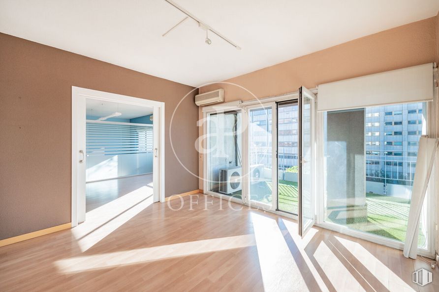 Oficina en alquiler en Paseo Castellana, Chamartín, Madrid, 28046 con alumbrado, propiedad, ventana, mueble, puerta, accesorio, sombra, edificio, madera y casa alrededor