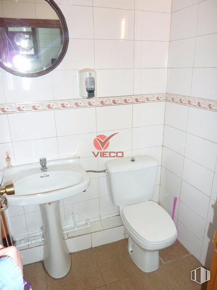 Retail for rent at Zona céntrica, Cuenca, 16004 with mirror, toilet, sink, property, photograph, white, bathroom, bathroom sink, purple and plumbing fixture around