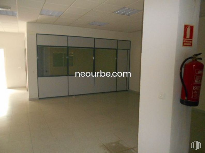 Retail for sale at Zona Centro, Santa María del Tiétar, Ávila, 05429 with cabinetry, fire extinguisher, fixture, flooring, building, hall, gas, door, glass and event around