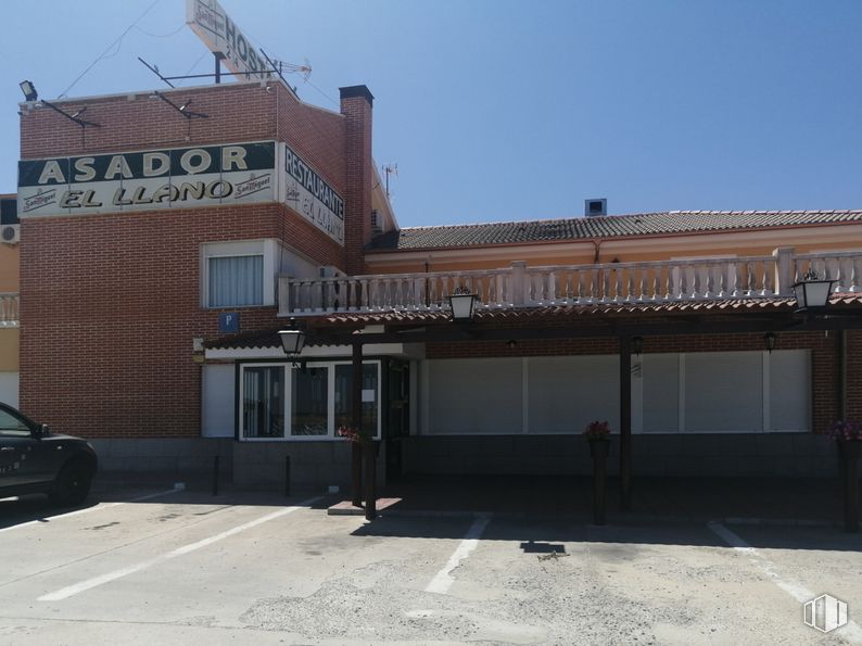 Retail for sale at Labajos, Labajos, Segovia, 40146 with car, window, building, sky, tire, automotive parking light, asphalt, residential area, vehicle and facade around