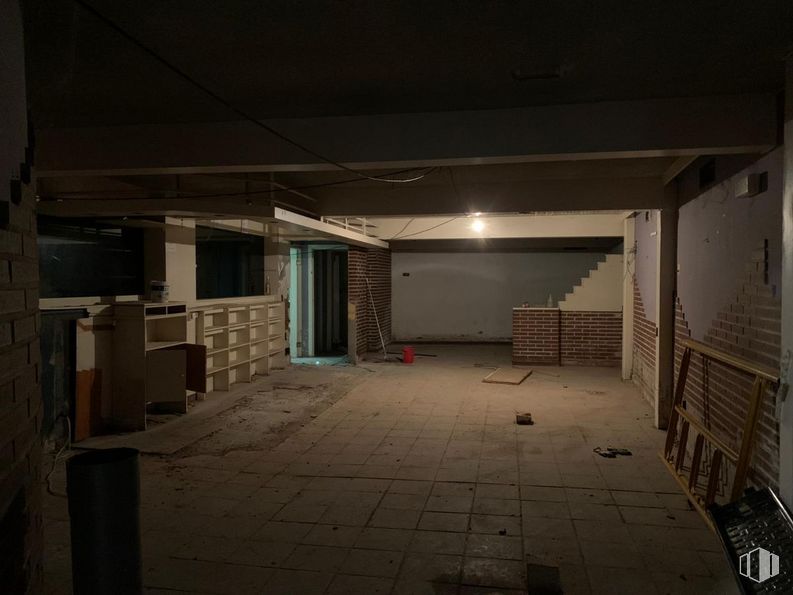 Retail for sale at Calle Teniente Tejel, 2, San Lorenzo de El Escorial, Madrid, 28200 with floor, electricity, flooring, gas, road surface, city, concrete, ceiling, composite material and darkness around