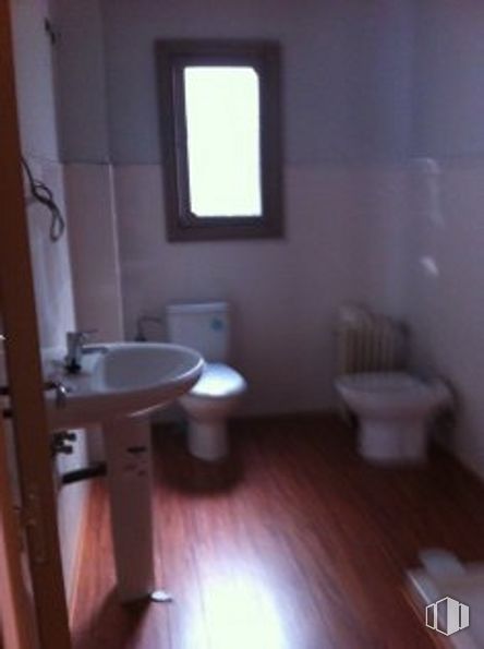 Office for rent at Avenida Acueducto, Segovia, 40001 with toilet, window, sink, brown, plumbing fixture, building, property, tap, bathroom sink and purple around