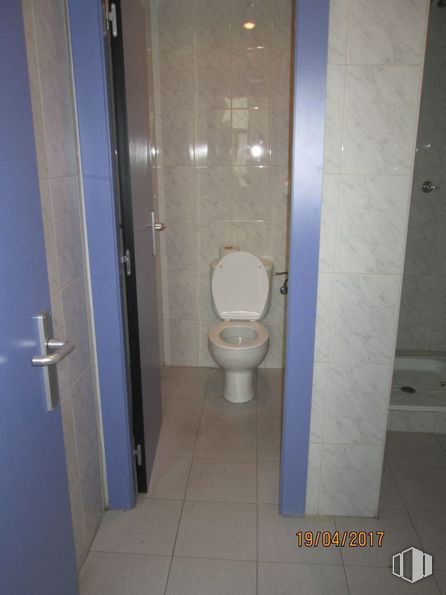 Oficina en alquiler en Calle Verano, 41, Torrejón de Ardoz, Madrid, 28850 con inodoro, manija de la puerta, propiedad, asiento del inodoro, accesorio, morado, cuarto de baño, suelo, suelos y madera alrededor