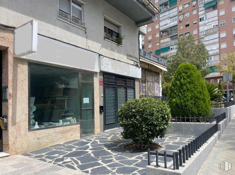 Retail for sale at Avenida Doctor Federíco Rubio y Gali, Moncloa - Aravaca, Madrid, 28040 with window, plant, building, property, road surface, architecture, neighbourhood, tree, urban design and residential area around