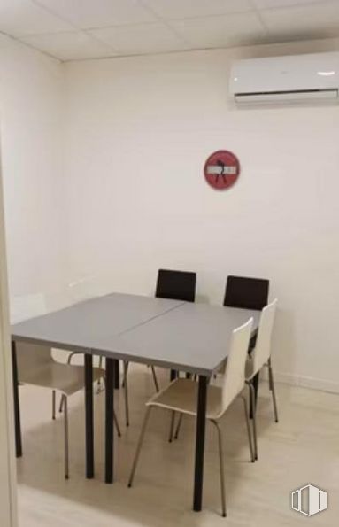 Local en alquiler en C.C. Mirabal, Calle Monte Amor, 2, Boadilla del Monte, Madrid, 28660 con silla, mesa de cocina y comedor, mesa, mueble, propiedad, edificio, interiorismo, madera, rectángulo y suelo alrededor