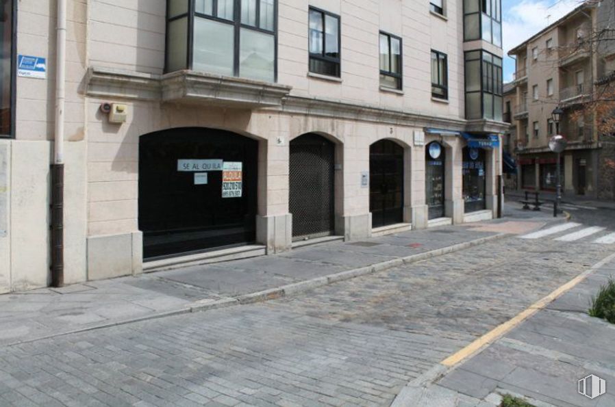 Retail for rent at Centro urbano, Ávila, 05001 with building, window, property, road surface, asphalt, urban design, plant, road, sidewalk and door around