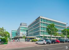 Office for rent at Complejo Vega Norte, Calle Anabel Segura, 16, Alcobendas, Madrid, 28109 with building, car, sky, property, vehicle, wheel, tree, urban design, neighbourhood and residential area around