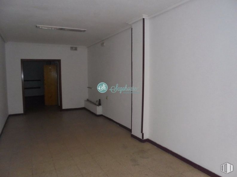 Retail for sale at Zona José Zorrilla, Segovia, 40005 with door, fixture, flooring, floor, hall, paint, ceiling, wood, plaster and aluminium around