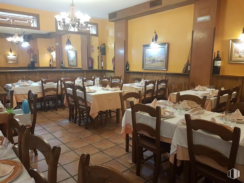 Local en alquiler y venta en Calle José Cadalso, Torrejón de Ardoz, Madrid, 28850 con silla, mesa de cocina y comedor, candelabro, alumbrado, marco, lámpara, vajilla, mueble, mesa y propiedad alrededor