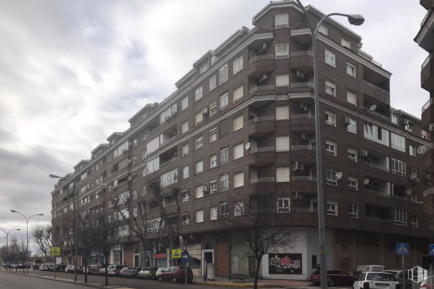 Retail for sale at Avenida Francisco Aguirre, 322, Talavera de la Reina, Toledo, 45600 with building, cloud, car, sky, property, wheel, window, tire, infrastructure and tower block around