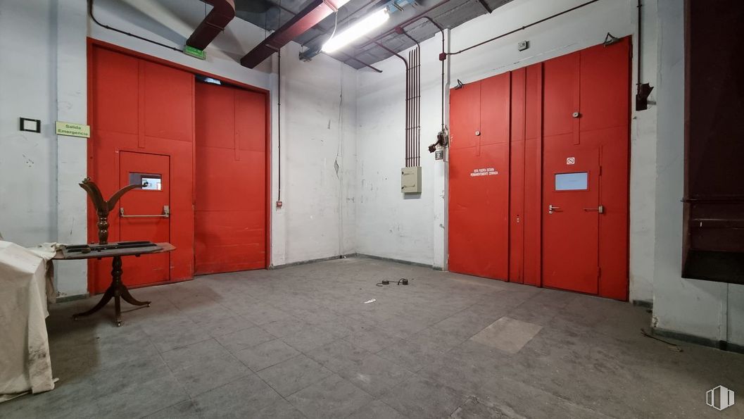 Nave en alquiler y venta en Edificio Indubuilding Goico, Calle Tomás Redondo, 2, Hortaleza, Madrid, 28033 con mesa, ebanistería, puerta, madera, suelo, piso, edificio, accesorio, pasillo y gas alrededor