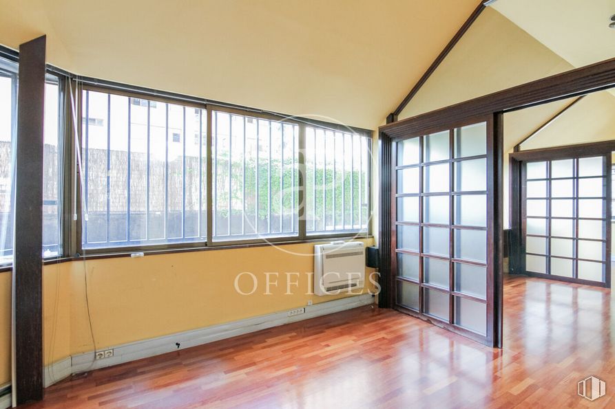 Oficina en alquiler en Zona Castillejos, Tetuán, Madrid, 28020 con ventana, edificio, sombra, hall, madera, casa, interiorismo, suelos, suelo y sala de estar alrededor