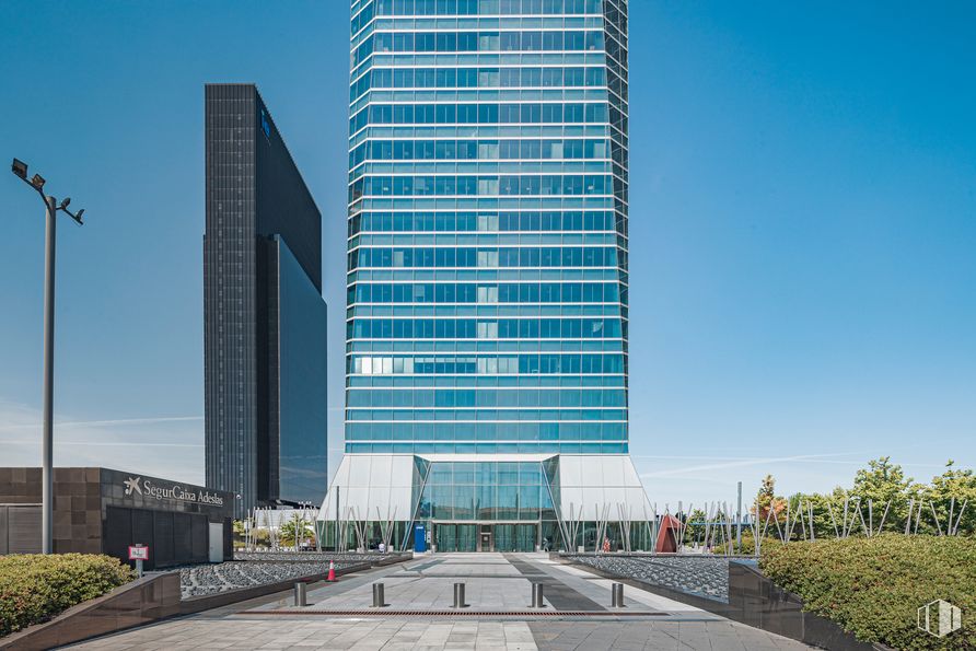 Office for rent at Torre Cristal, Paseo Castellana, 259 C, Fuencarral - El Pardo, Madrid, 28046 with building, sky, skyscraper, plant, daytime, property, street light, tower, tower block and urban design around