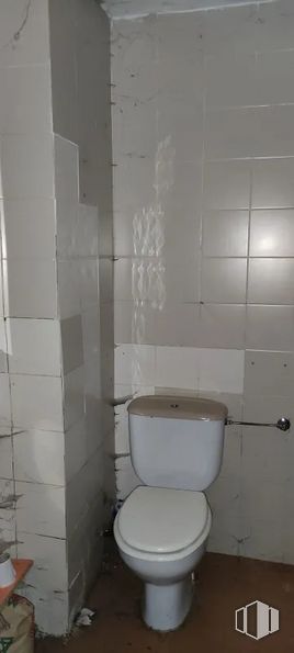 Retail for rent at Calle Parque Cabañeros, Alcorcón, Madrid, 28924 with toilet, bidet, plumbing fixture, bathroom, toilet seat, interior design, wood, flooring, floor and material property around